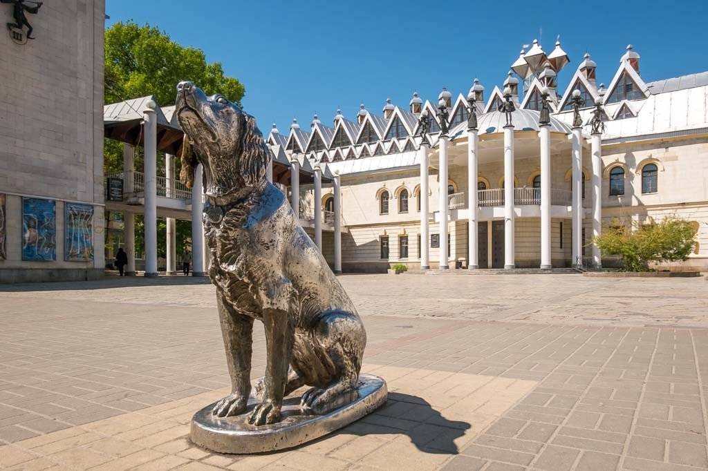 Памятник псу из повести Гавриила Троепольского «Белый Бим Черное ухо» .